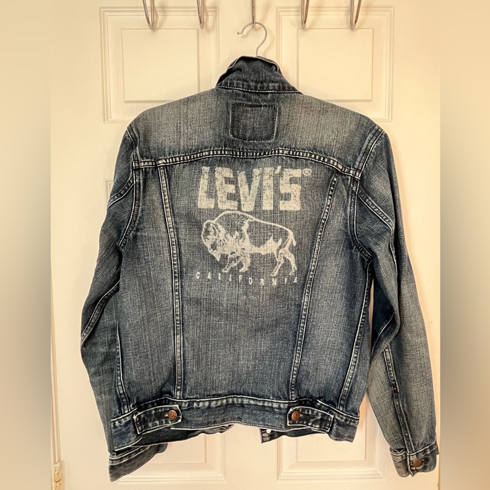 LEVI’S trucker jacket
